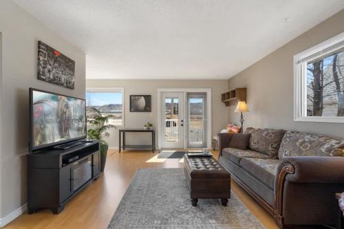 Drumheller House | Hoodoo Hideout - 2BR House - Family Retreat - King Suite
