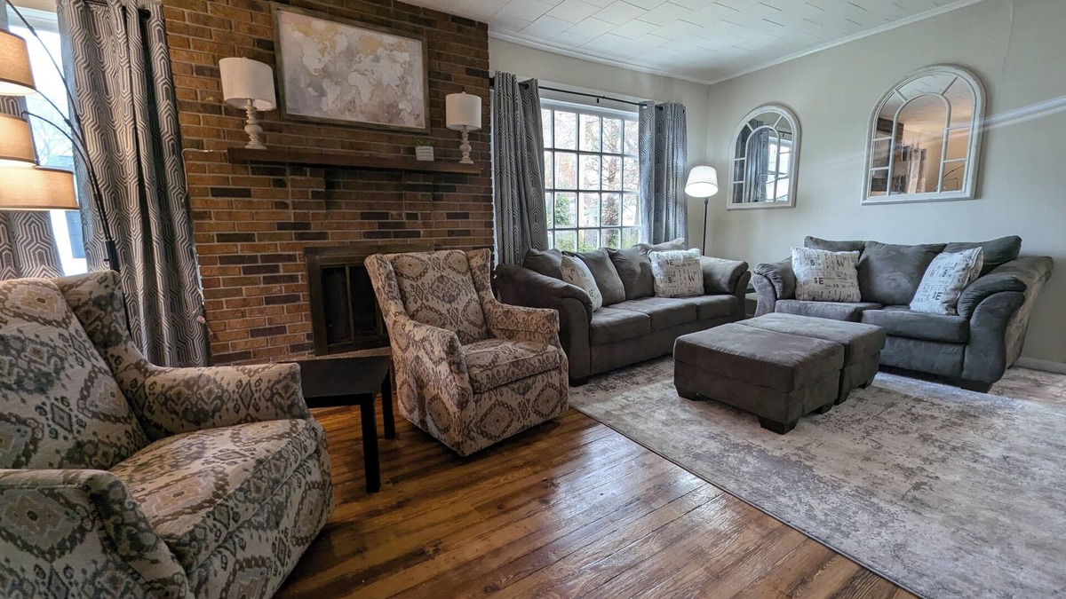 Marion House | Hook, Wine & Sinker - 2Bed/1Bath w Game Space and Extra Parking