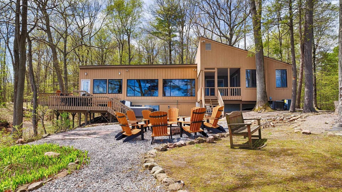 Valois House | Hook Wine & Sinker - Stunning 6 Bedroom Contemporary on Seneca Lake!