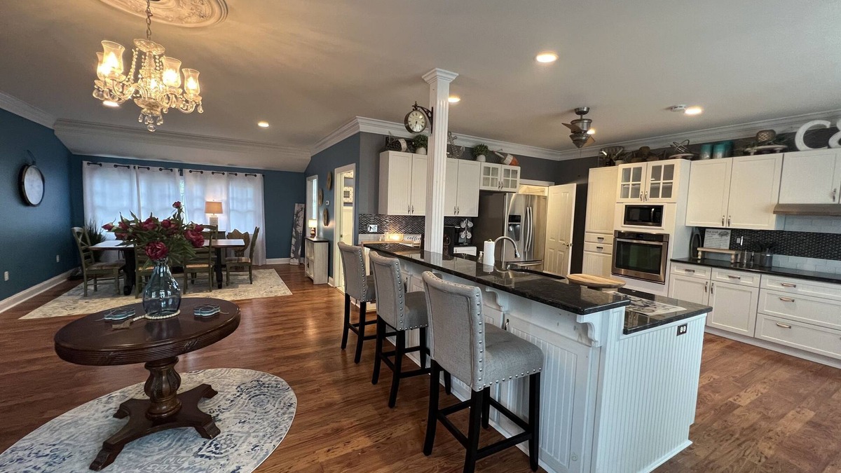 Chesapeake City House | Hook Wine & Sinker~sleeps 14 to 16 🚤 includes slip at Inn 🚤water views!