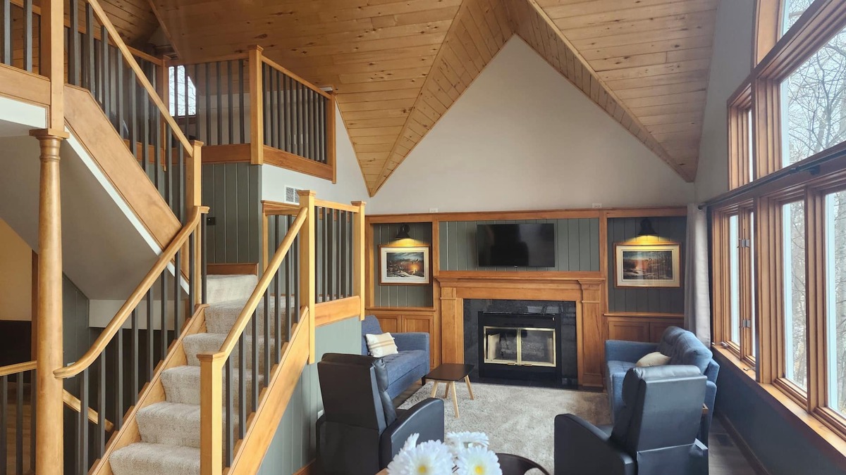 Outing Cabin | Hooked on Lake Roosevelt Spacious Cabin + Pontoon Rental