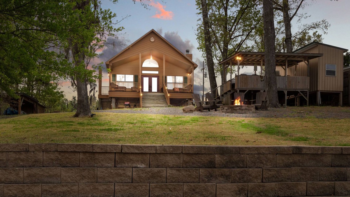 Negreet Cabin | Hooked On Toledo - Lakefront Cabin on Toledo Bend - Boathouse & Dramatic Sunsets