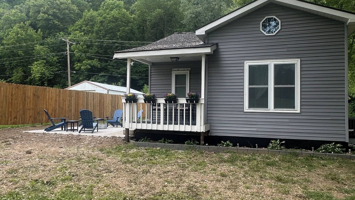 Guttenberg House | Hooks & Honkers Hideout - Cozy 2BR Retreat Near Mississippi River!