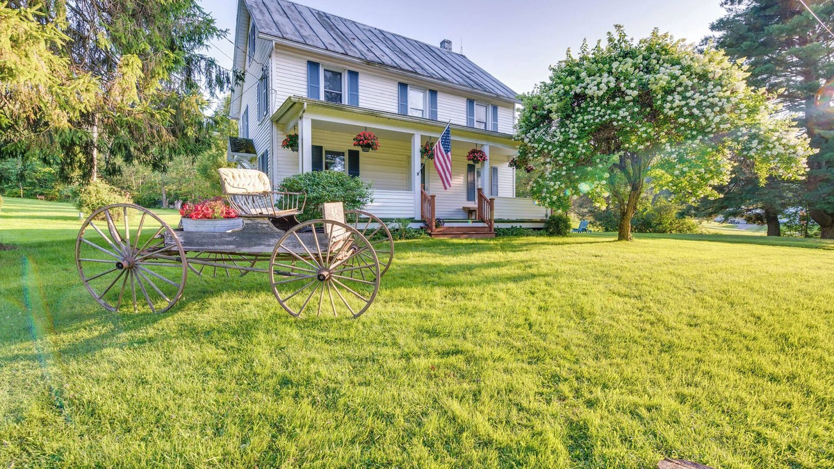 Center Moreland House | Hop Bottom Home w/Private Yard & Fire Pit!