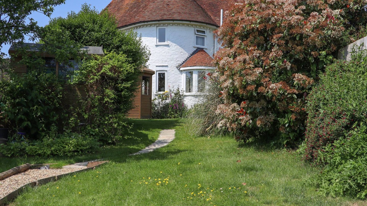 Hastings House | HOP HOUSE, pet friendly, character holiday cottage in Three Oaks