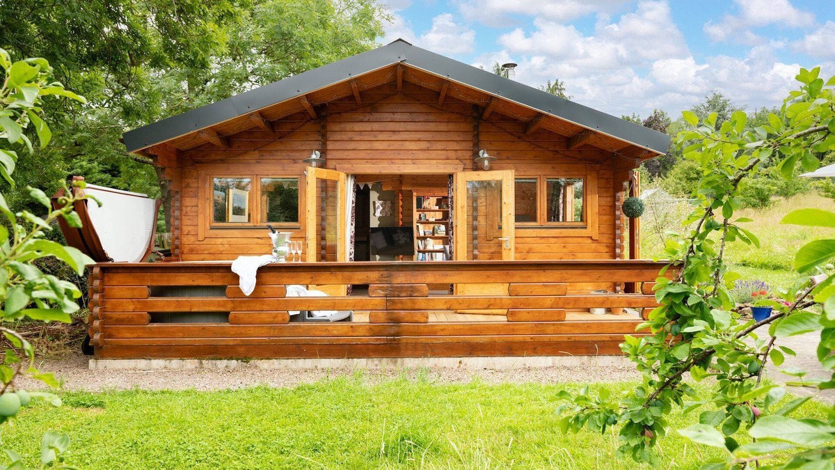 Broadwas Cottage | Hop Pickers Cabin - sleeps 4 guests in 2 bedrooms