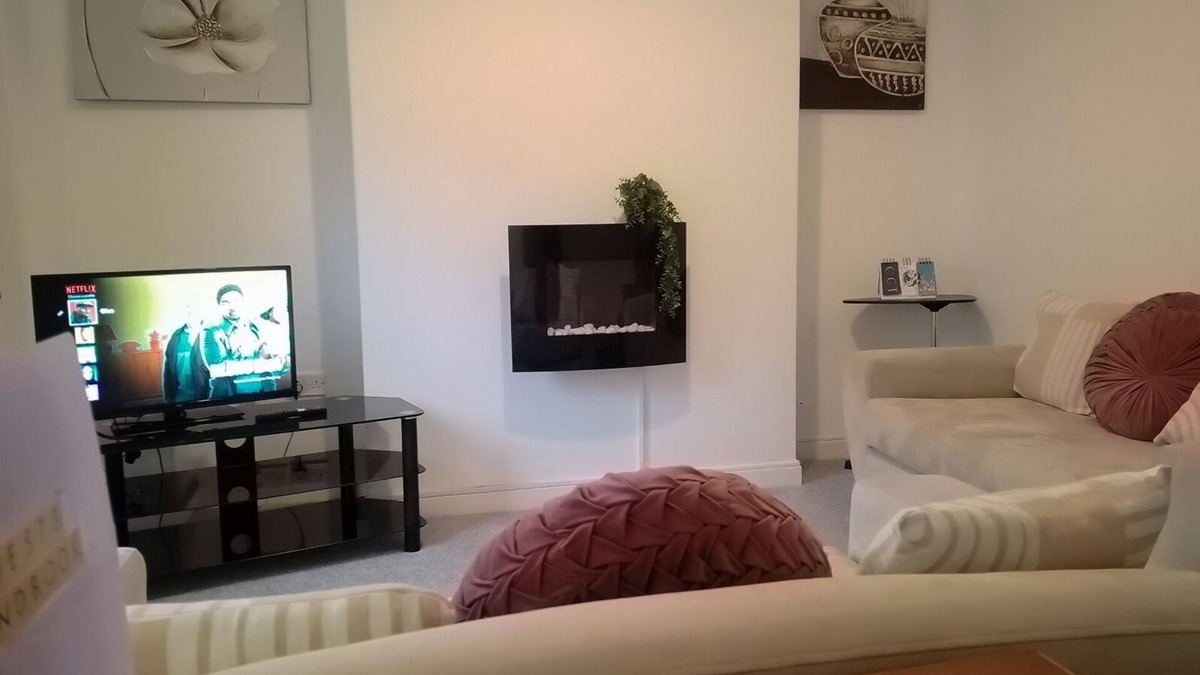 Leigh House | Hope Haven - Stylish SA, Sleeps 5