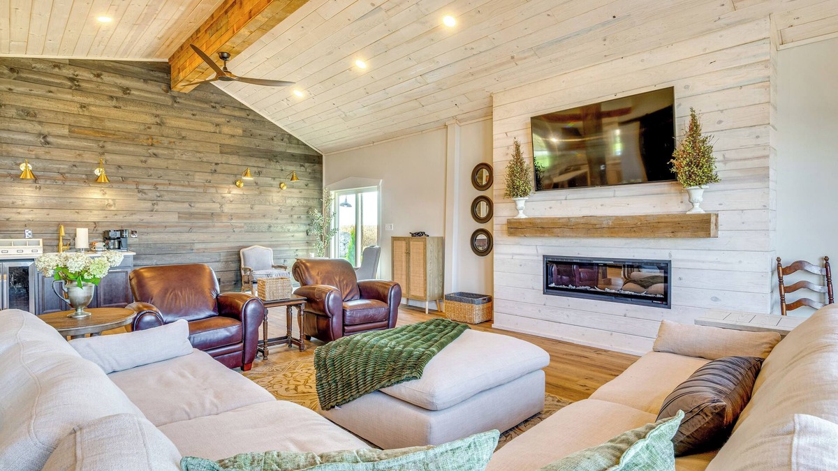 Needham House | Hope Retreat w/Furnished Deck Near Parks!