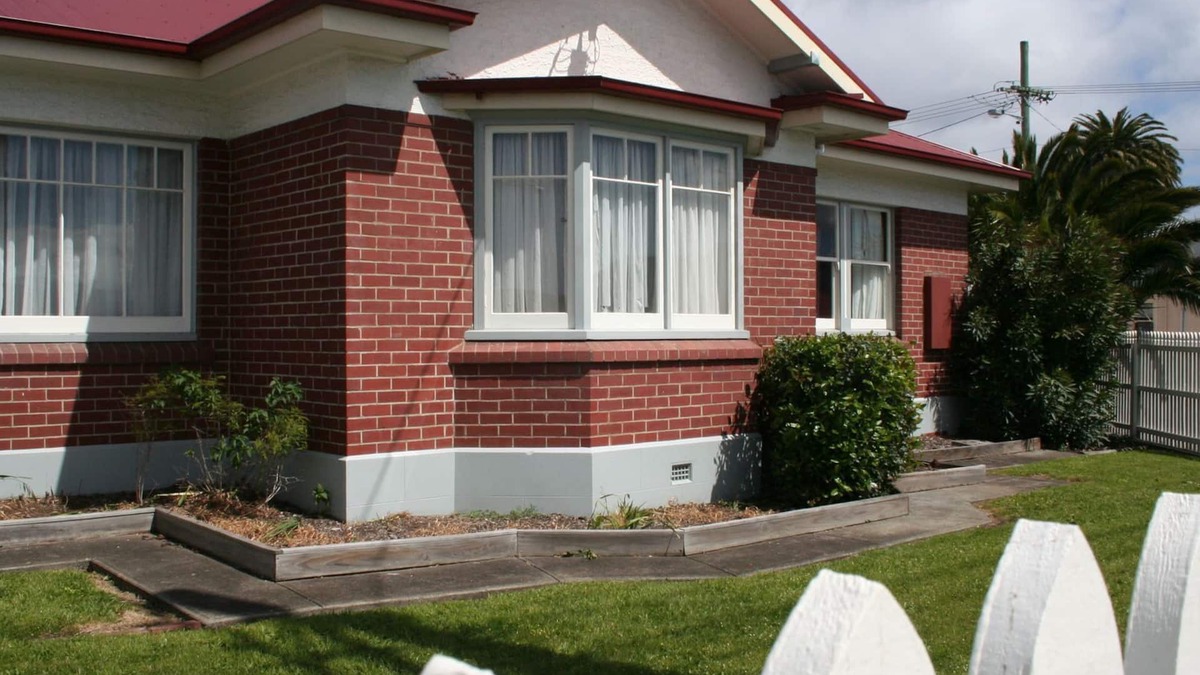 Moonah House | Hopkins on Charles - 4bedrm/2 bathrm Central to Shopping, Restaurants 2Min walk