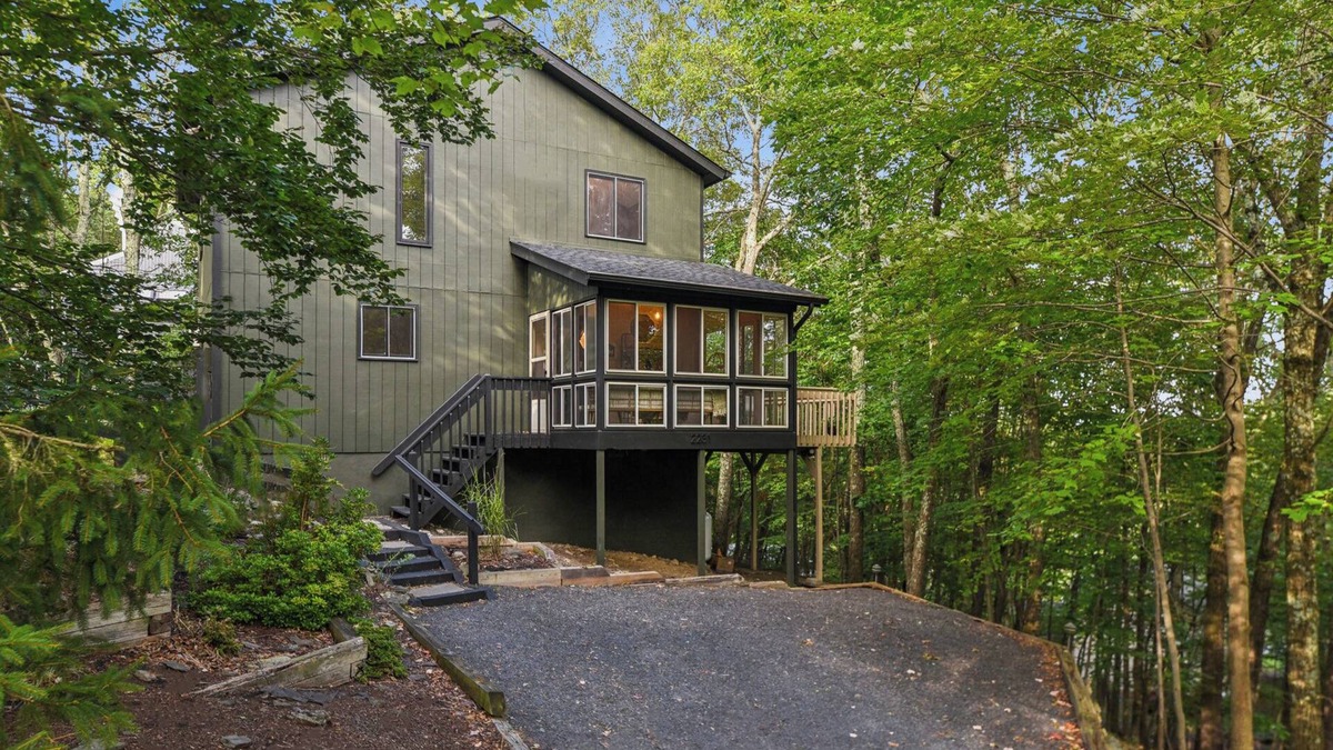 Bushkill Ski Chalet | Hopskip Retro Chalet Firepit Deck Gas Grill Indoor Pools & Tennis-Pickle