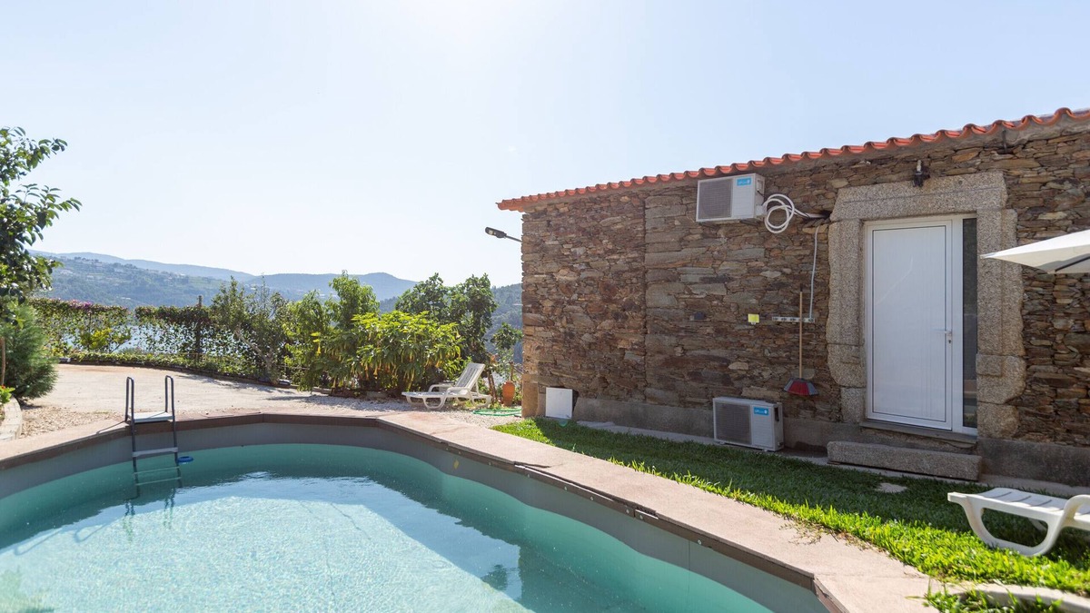 Castelo de Paiva Ski Chalet | Hopstays - Casa das Dognas