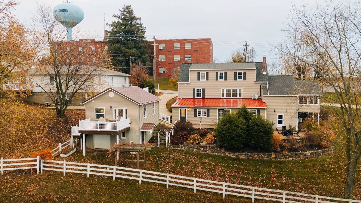 Walnut Creek Apartment | Horizon Haven | Family Getaway in Amish Country w/Big Views + 3 min walk to food & shops