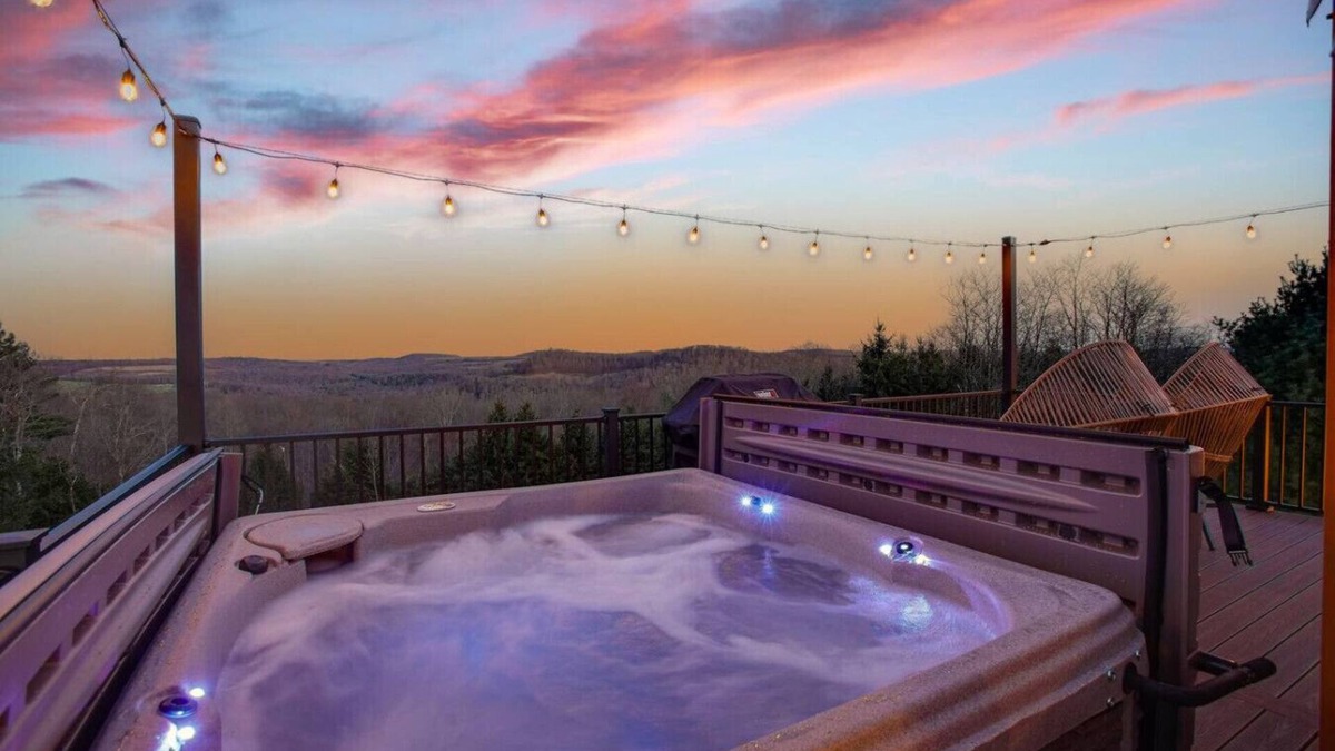 Knox Dale RV Rental | Horizon Hideout | Hot Tub, Mountain Views, Nature Escape
