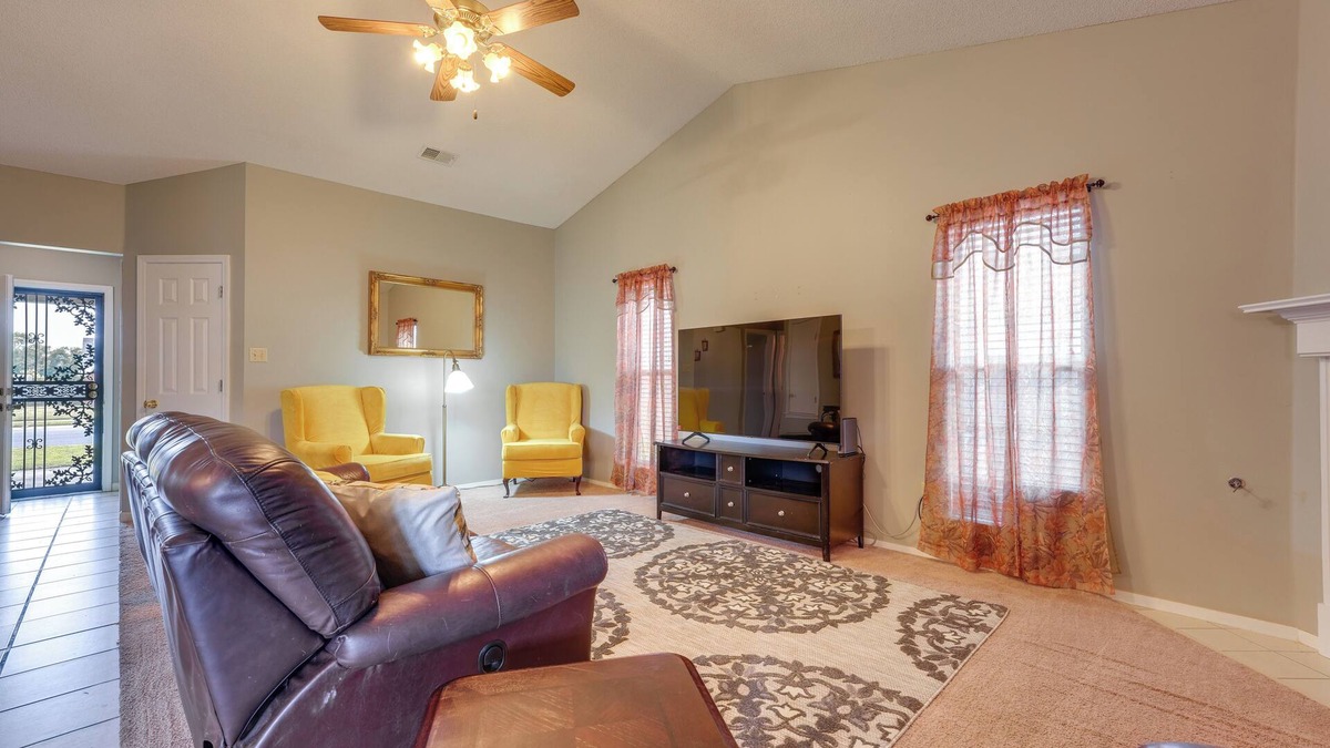 Horn Lake House | Horn Lake Home w/Yard: 8 Mi to Graceland!