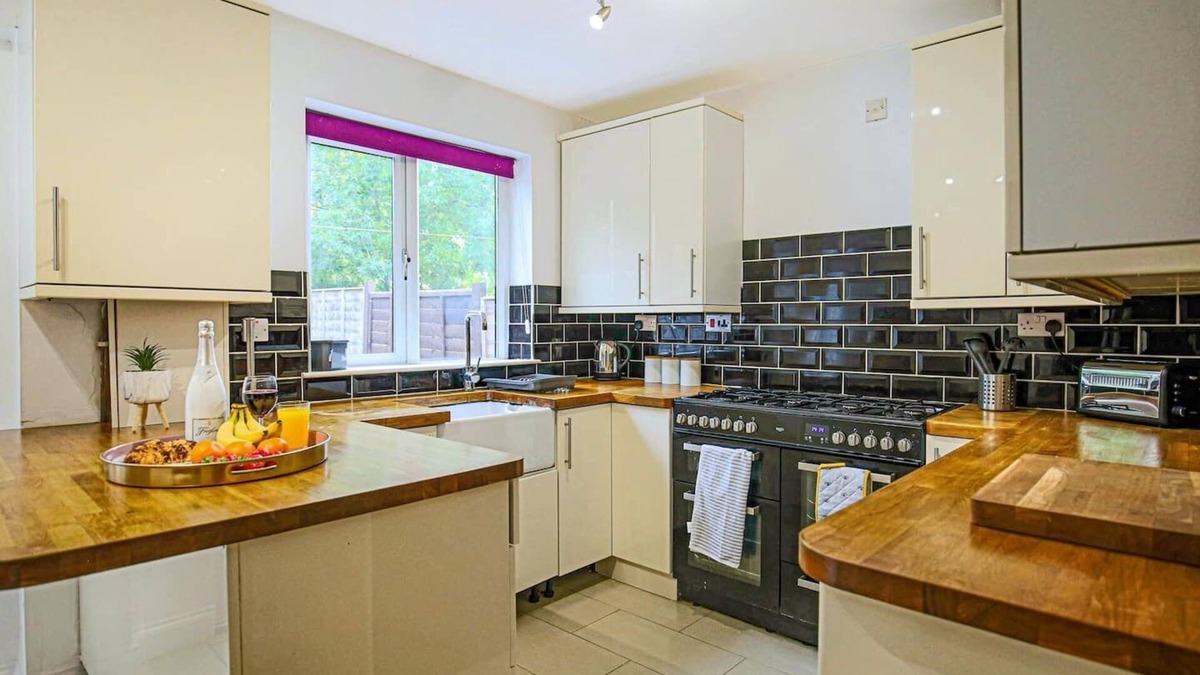 Newport Pagnell House | Hornbeam House with Garden, Parking and Smart TV