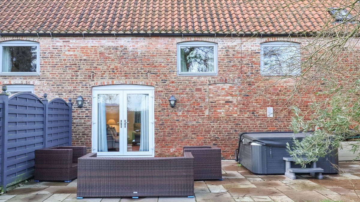Ryther Cottage | HORNINGTON LODGE, romantic, with hot tub in Tadcaster