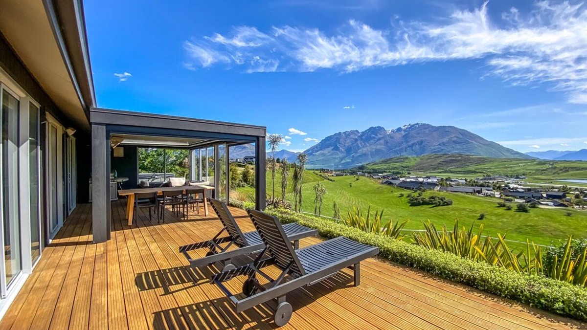 Jacks Point House | Horoeka House | Stunning views and spa Pool