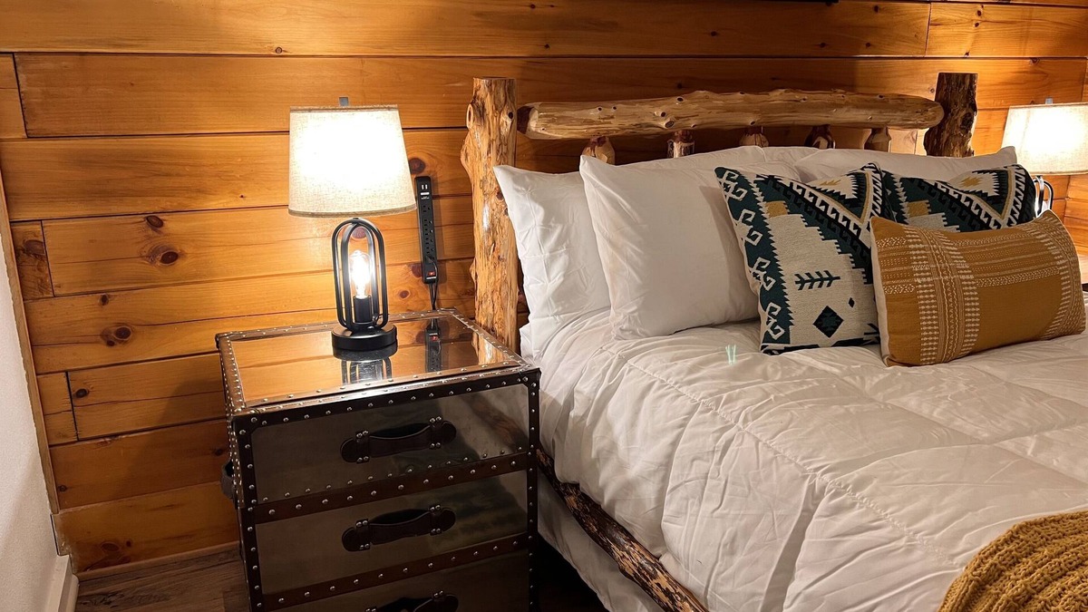 Hot Springs Cabin | Horse Cabin at The Natural State Cabins