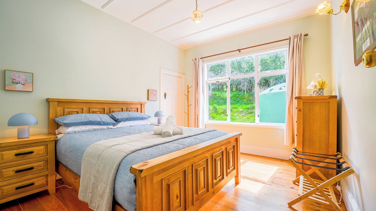 Dairy Flat House | Horse Club Owner's Secret Garden with 3 Bedrooms