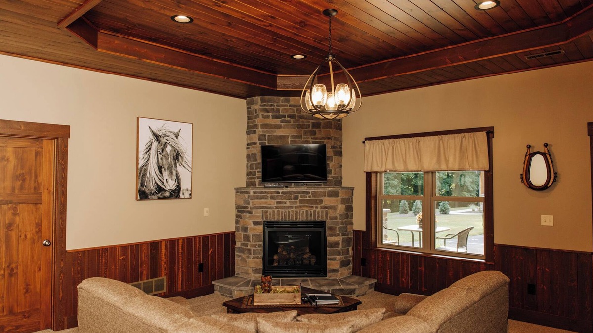 Dundee Cabin | Horse Haven Suite: Luxury Suite in Amish Country, Ohio.