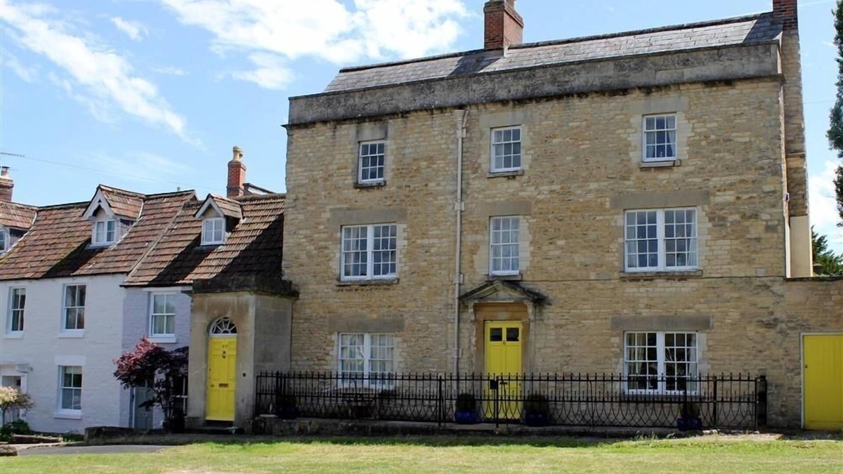 Calne Cottage | HORSEBROOK HOUSE APARTMENT, pet friendly, with open fire in Calne