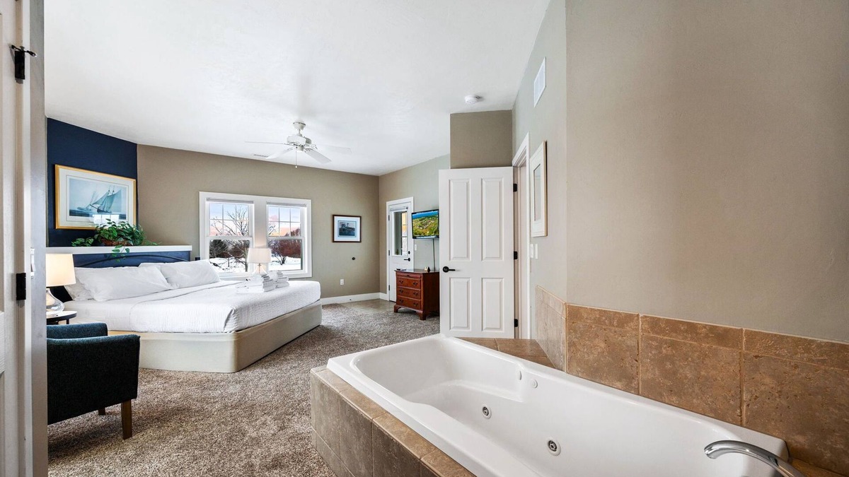 Egg Harbor Condo | Horseshoe Bay Club Cottage #2-Inclusive Golf Course and Club Access!