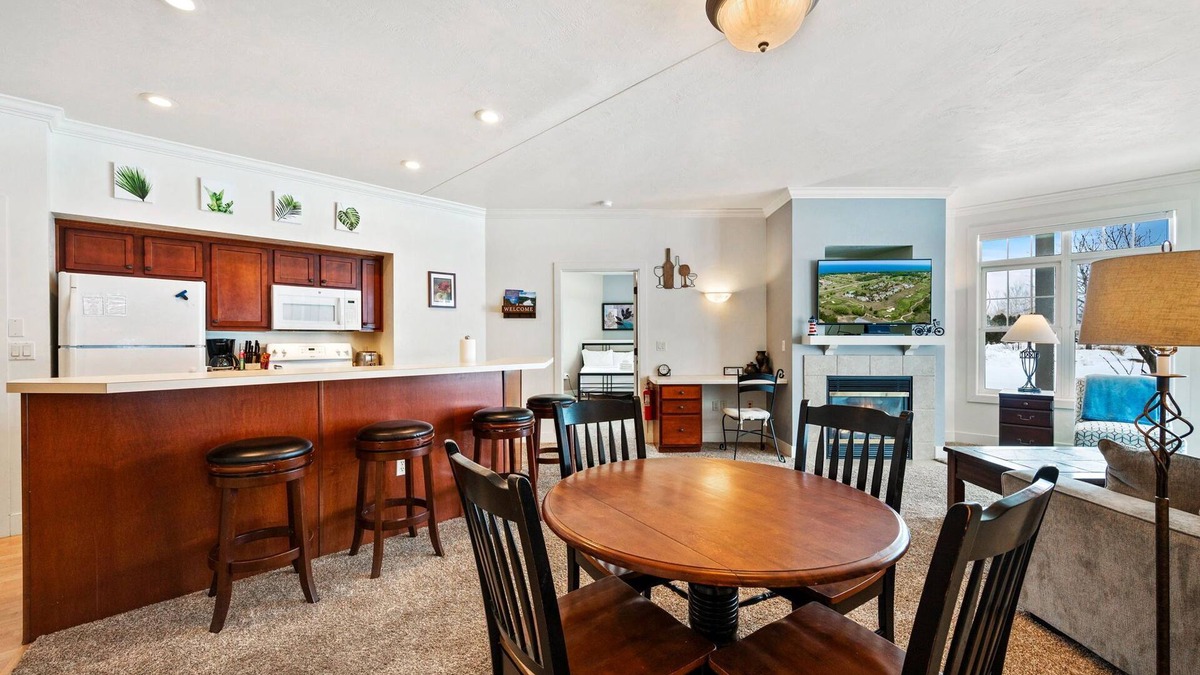 Egg Harbor Condo | Horseshoe Bay Club Cottage #1-Inclusive Golf Course and Club Access!
