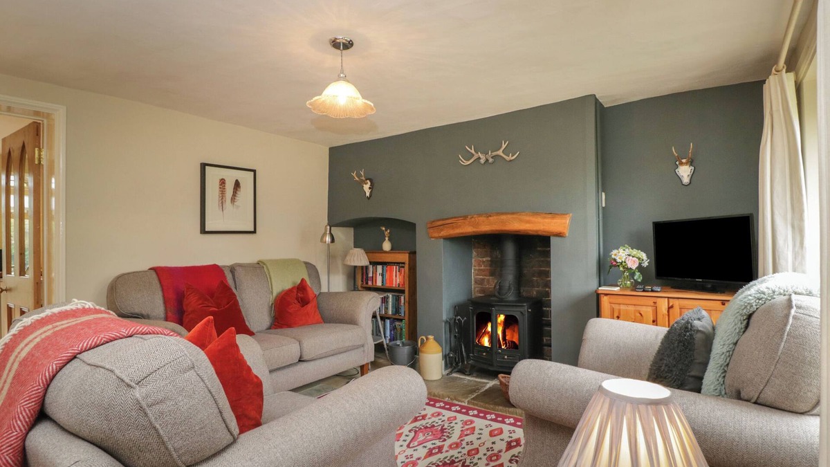 Whichford Cottage | HORSESHOE COTTAGE, pet friendly, with open fire in Hook Norton