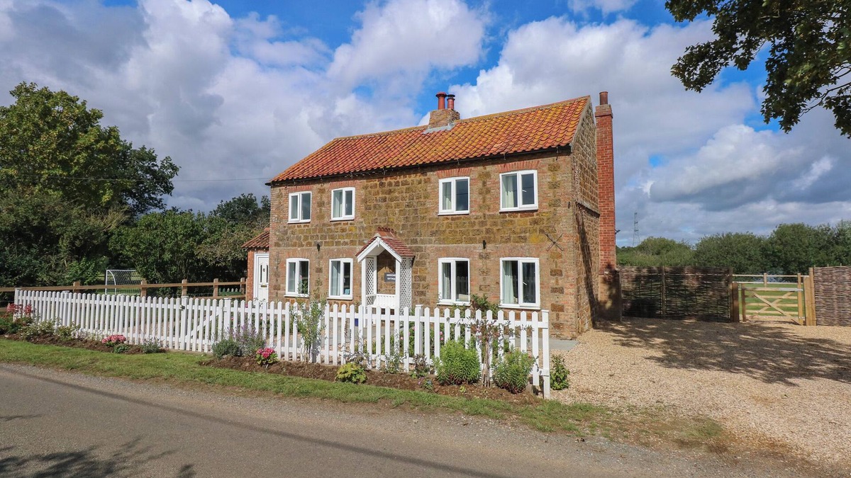 Pentney Cottage | HORSESHOE COTTAGE, pet friendly, character holiday cottage in Pentney