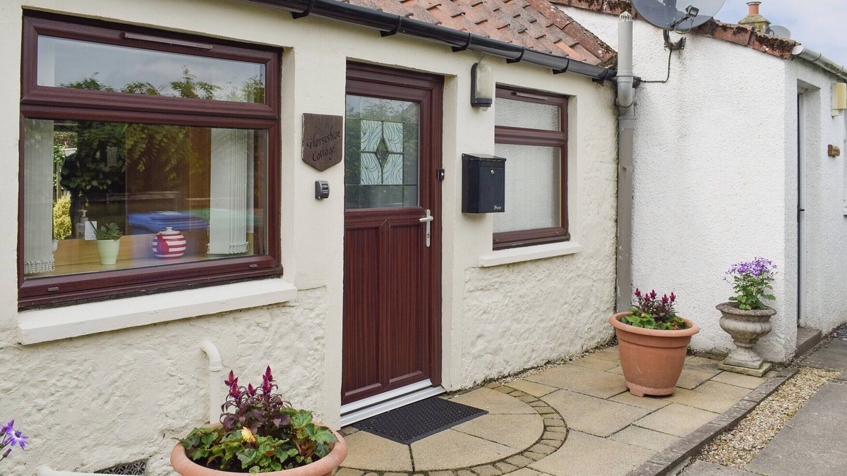 Freuchie Cottage | Horseshoe Cottage is cosy and welcoming, perfect for a romantic break.