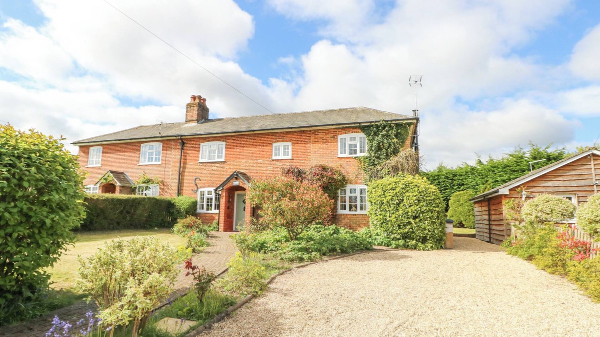 Dunbridge House | HORSESHOE COTTAGE, pet friendly, with open fire in West Tytherley
