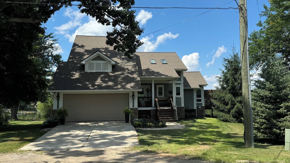 Whitmore Lake House | Horseshoe Lake retreat- 2-bedroom + loft lake house with WiFi and AC.