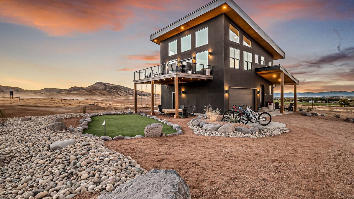 Loma House | Horsethief Hideout - Hot Tub, Firepit Table, Grill, Views