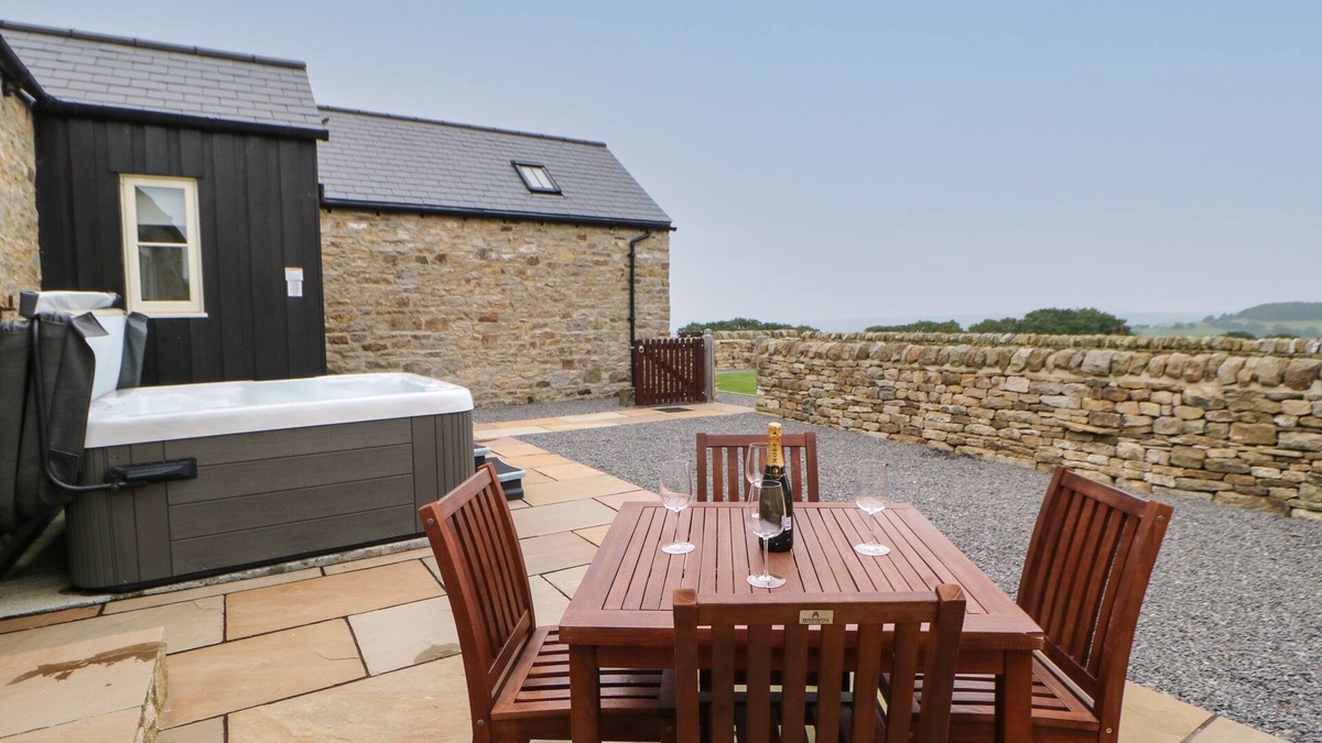 Consett House | HORSLEY COTTAGE, family friendly, with hot tub in Consett