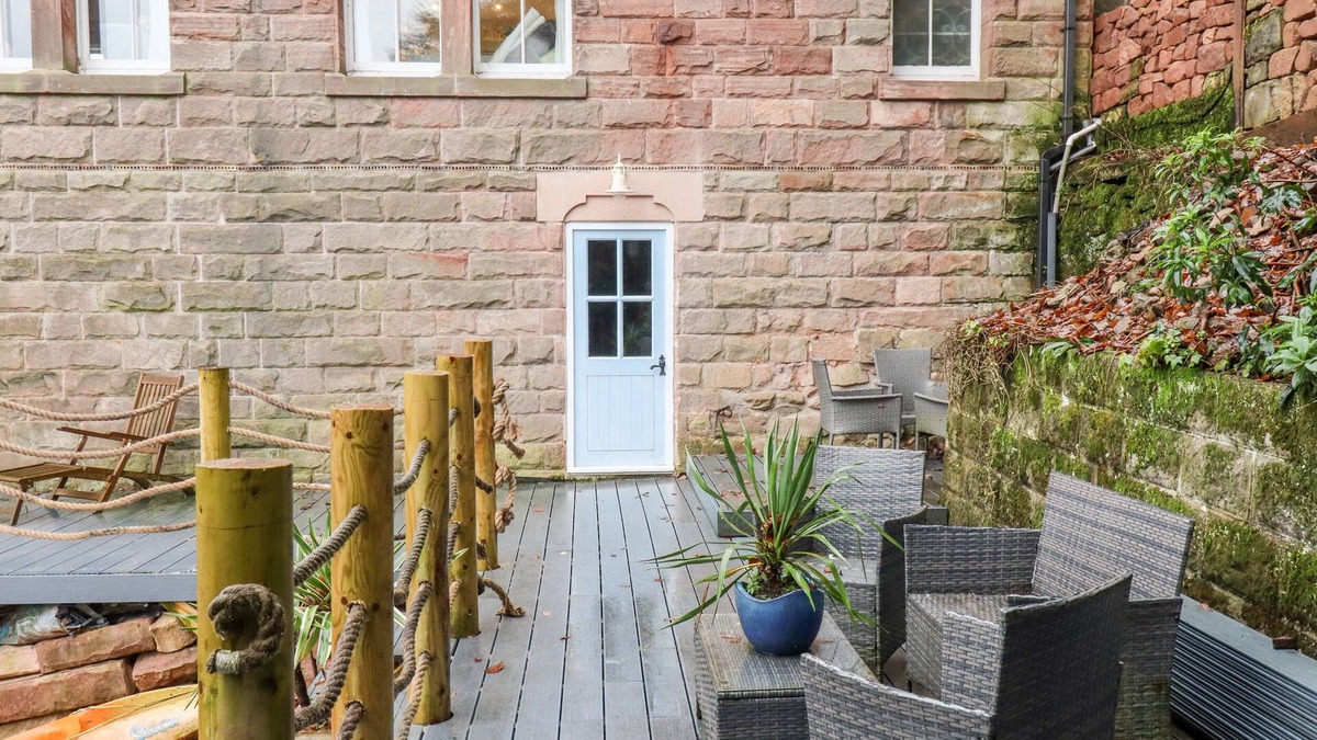 Horton Cottage | HORTON LODGE BOATHOUSE, pet friendly, with hot tub in Rudyard Lake
