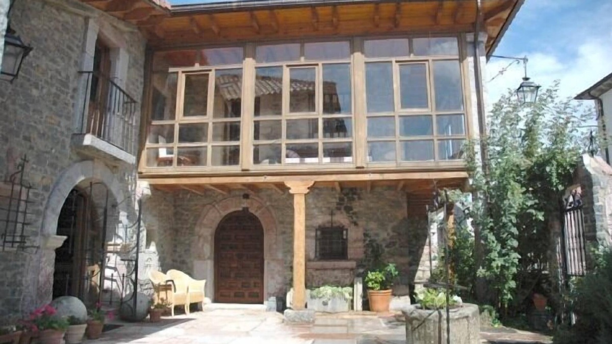 Puebla de Lillo Cottage | Hospital del Caminante I. 4 Bedrooms with double bed and bathroom. 8+1 (9p)