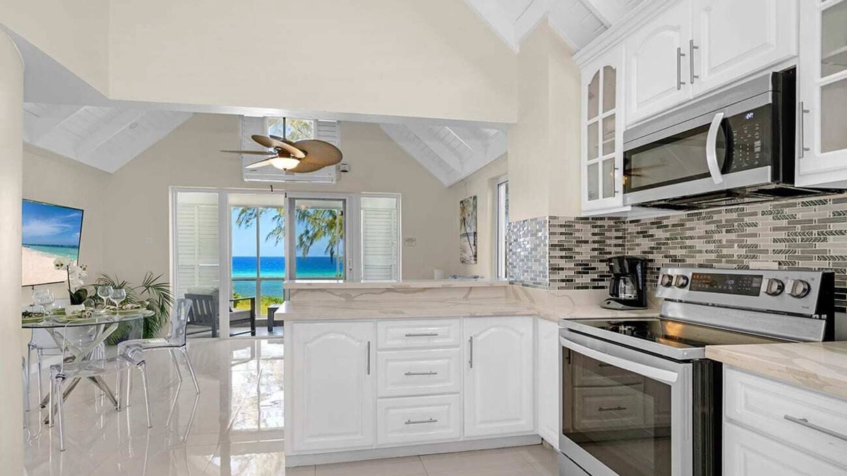 St.Bran's Burg Apartment | Hospitality Expert F36: Beach front, Pool & Chef
