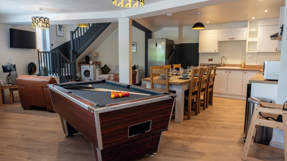 Stroud House | Hosta House - Cotswold's Cosy 5 Bed Home - Pool Table - Near Canal