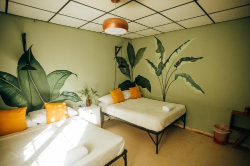Santiago House | Hostal & Café Travelers
