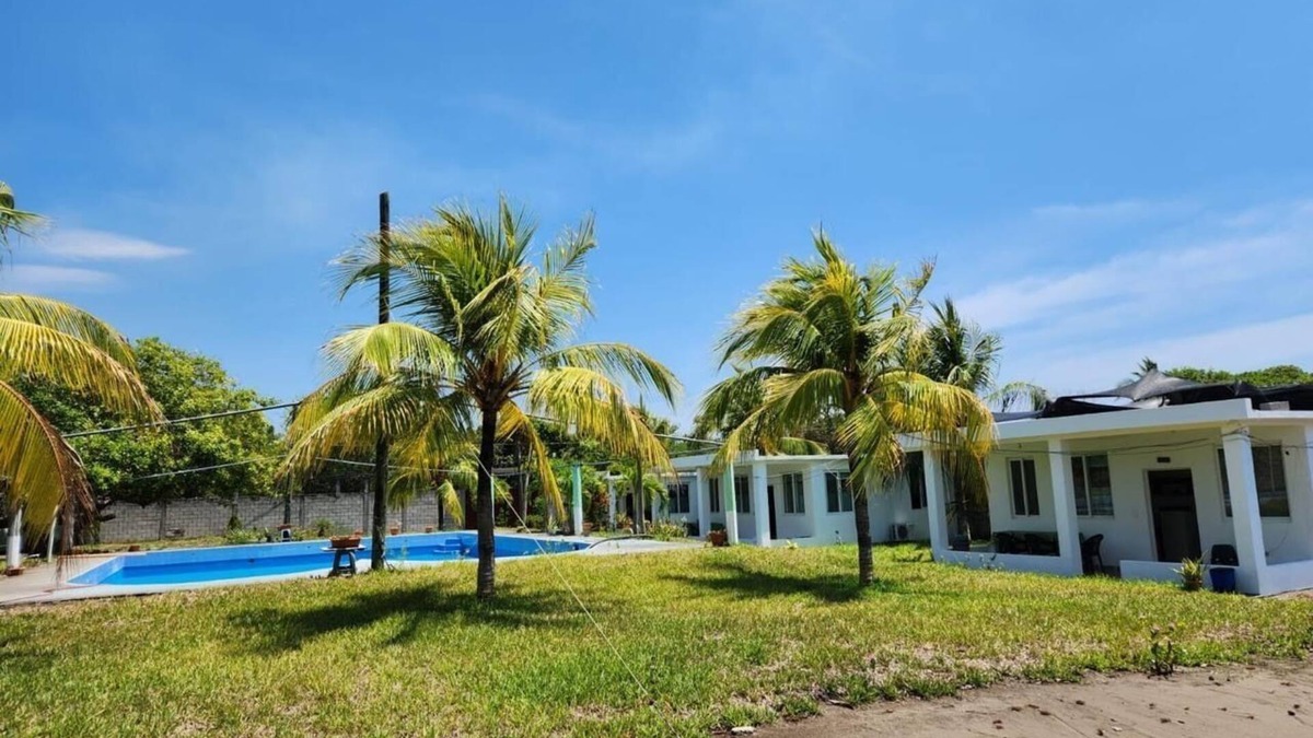 El Hawaii House | Hostel With Pool And Free Parking Near The Sea