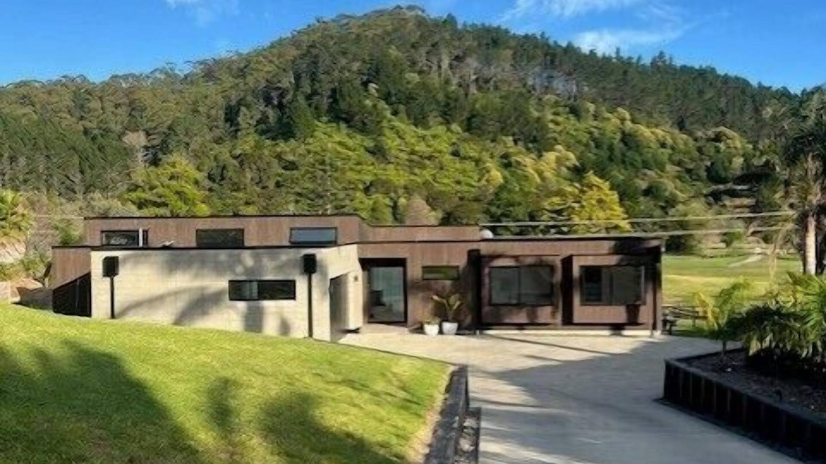 Whangamata House | Hosts on the Coast The Country Club