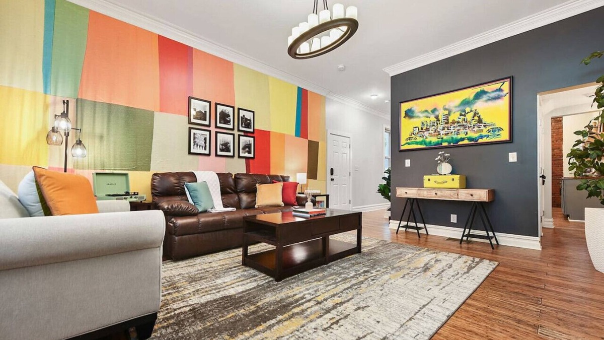 South Side Flats House | ★ HostWise Stays ★ King Beds, Driveway, Fire Pit, EV Charger!