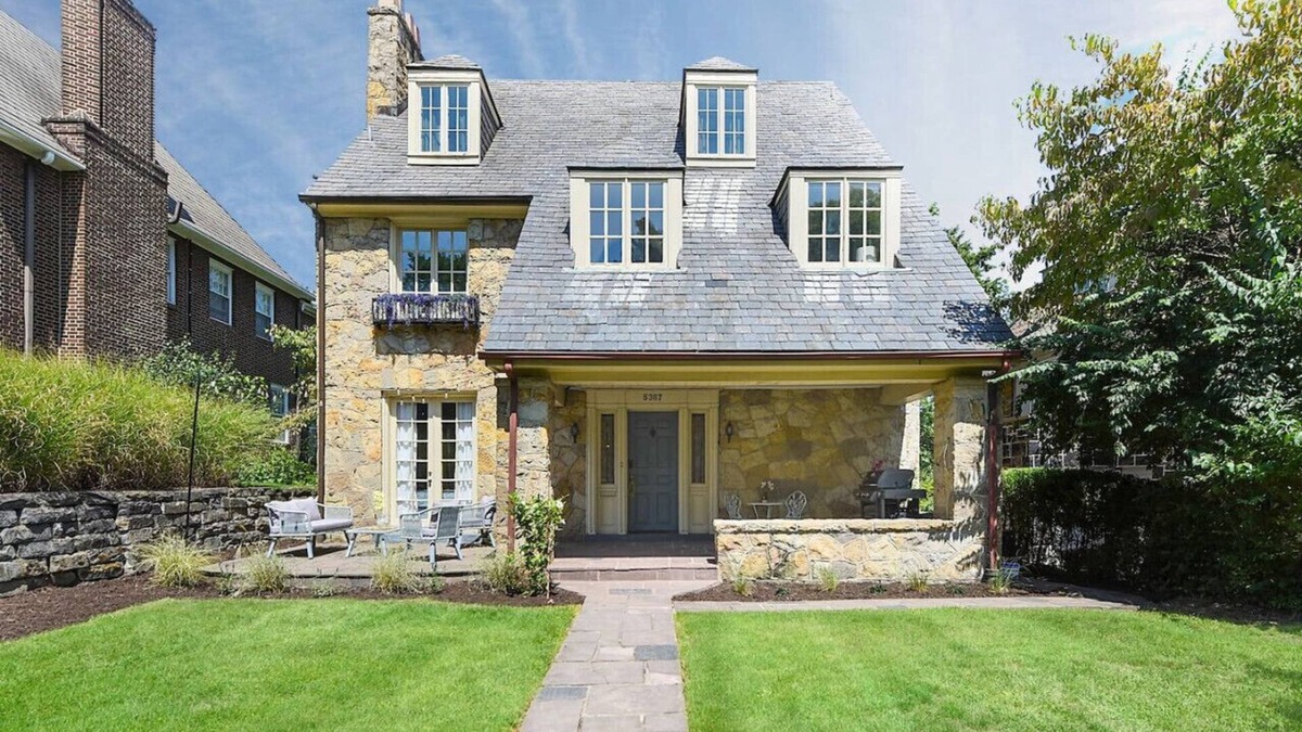 Squirrel Hill House | ★ HostWise Stays ★ Squirrel Hill Gem! Private Garage! Sleeps 10!