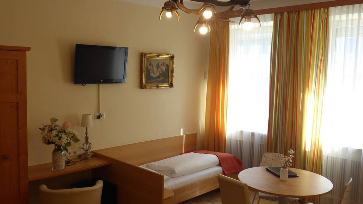 Elisabeth-Vorstadt Bed & Breakfast | HOT DEAL Quadruple room non refundable rate - Adlerhof, Pension