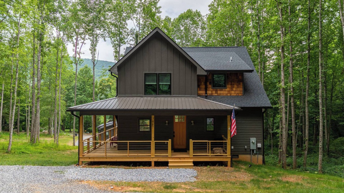 Frank House | Hot Tub, 2 Kings, by Waterfalls, Skiing and Hiking