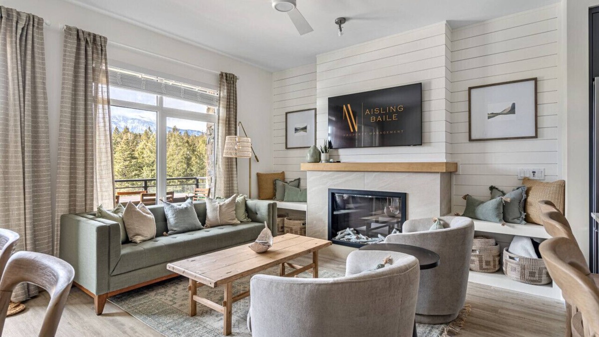 East Kootenay Apartment | Hot Tub | 2 Min From Lake | Modern | Shuffle Board