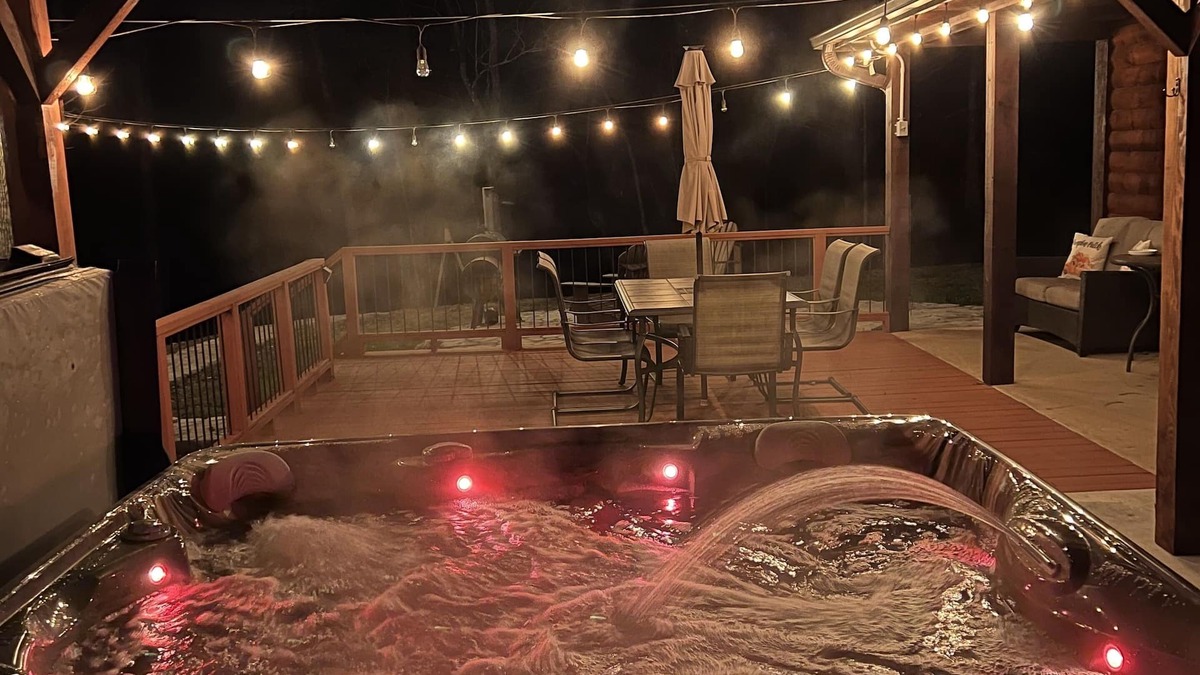 Smithville Cabin | Hot tub! 25-30 Minutes N of Broken Bow Lake! River View. High Speed Fiber Wifi!