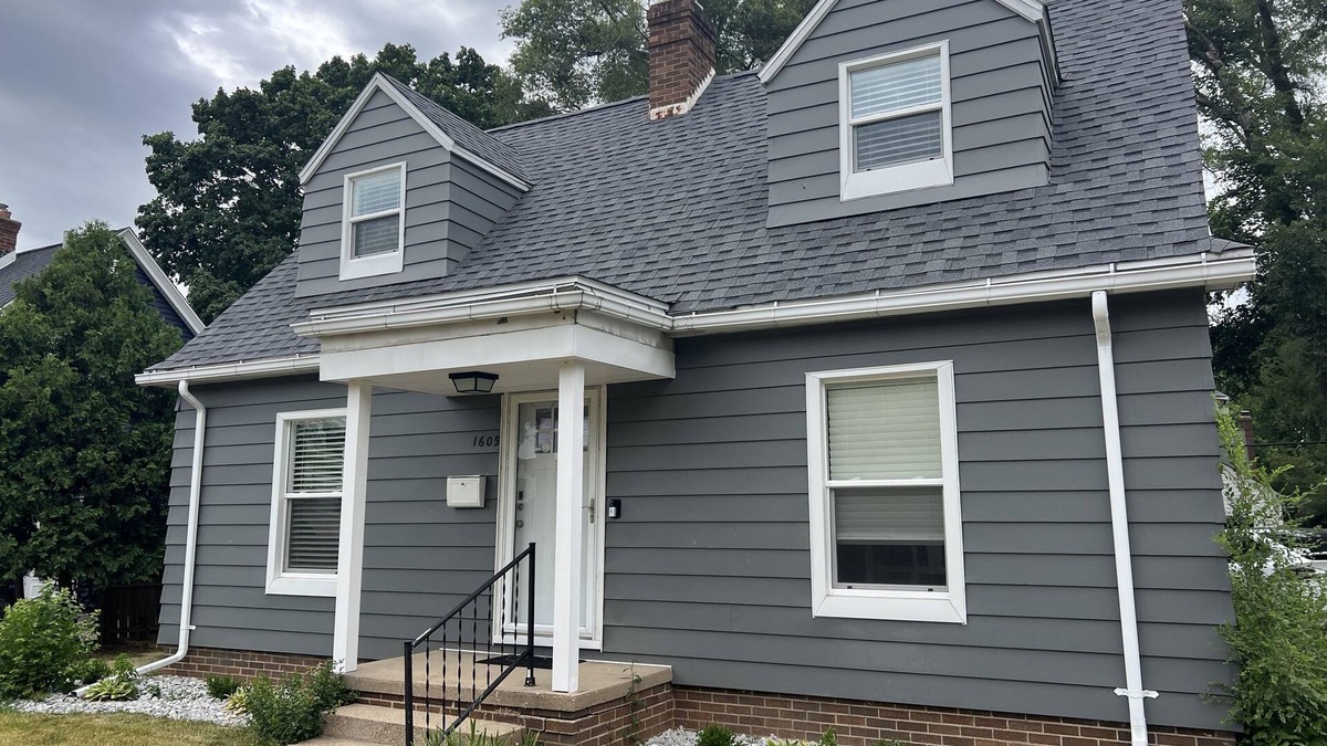 South Bend House | Hot Tub, 3 🚿, Firepit, Walk 2 ND, AppleTV/Music