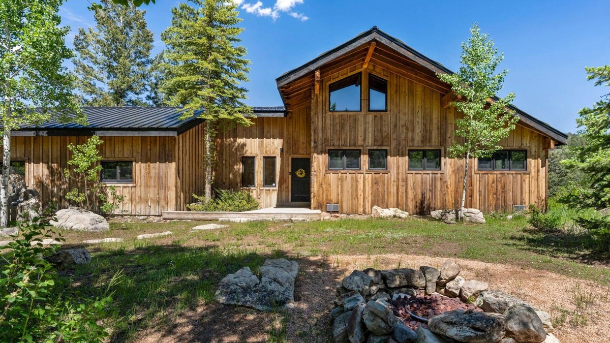 Los Ranchitos Estates House | Hot Tub, 3 Min to Skiing, Incredible Deck/Views!