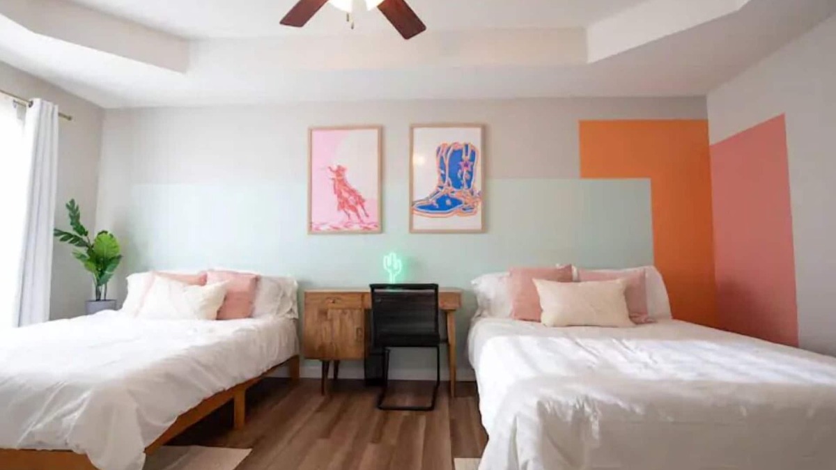 Rogers House | Hot tub *3 mins to i49* Bike In/Out